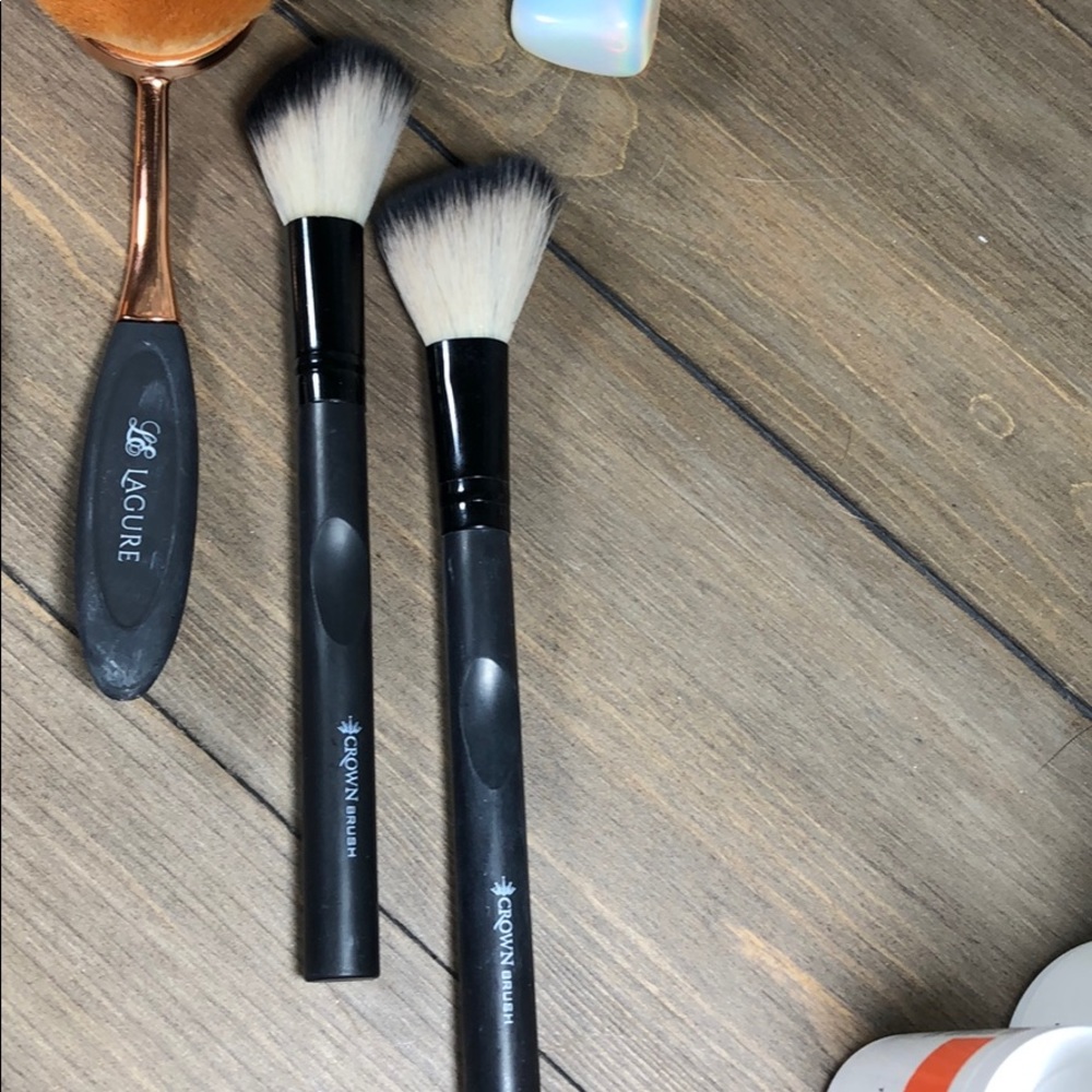 Assorted Makeup Brushes - Picture 5 of 7